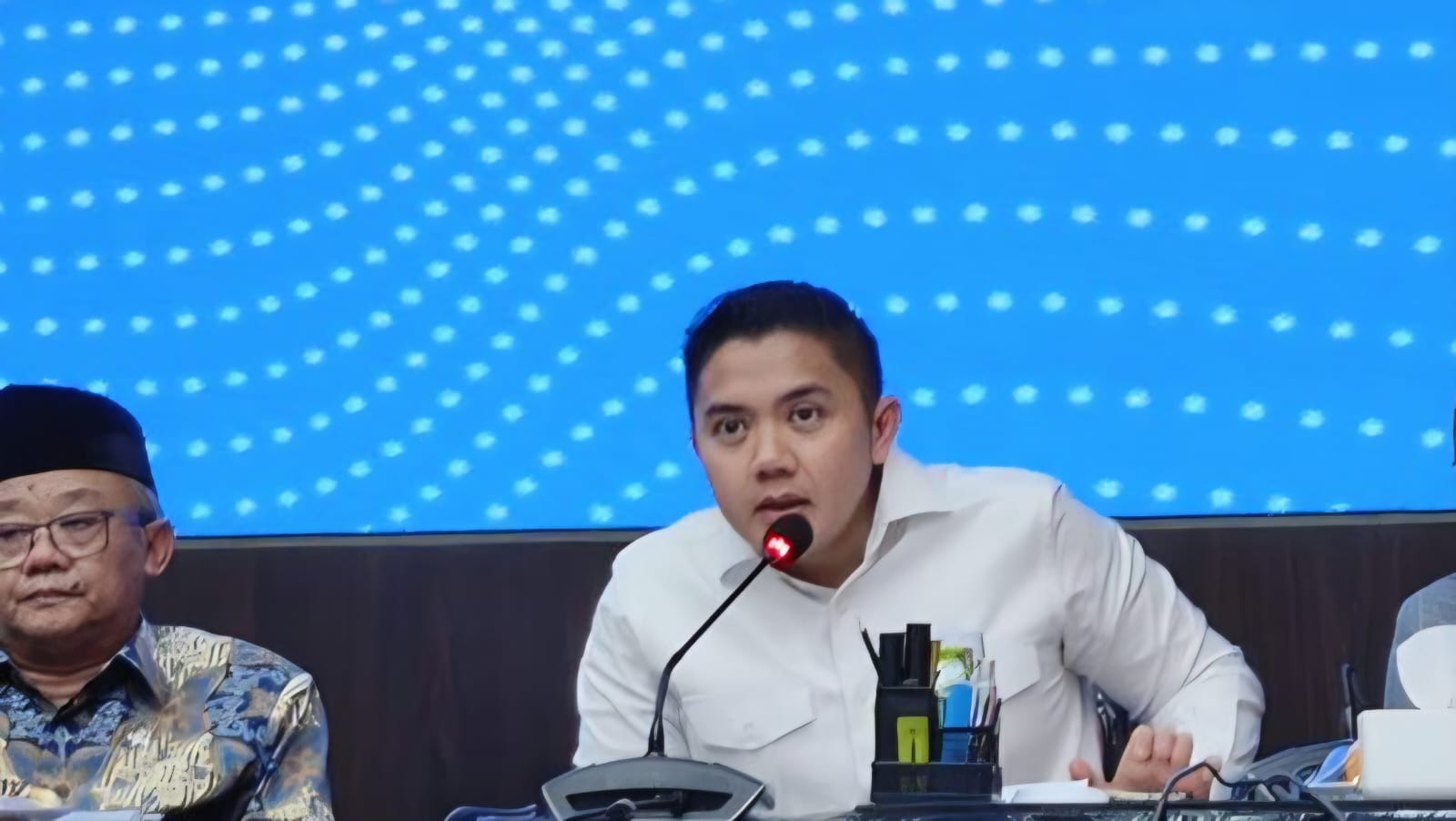 Seskab Teddy pastikan produk impor AS tetap wajib sertifikasi halal dan izin BPOM sebelum dijual di Indonesia. (Foto: Seskab).