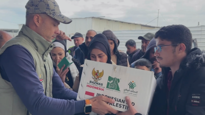Bantuan 15 Ribu Paket Sembako Diterima Masyarakat Palestina